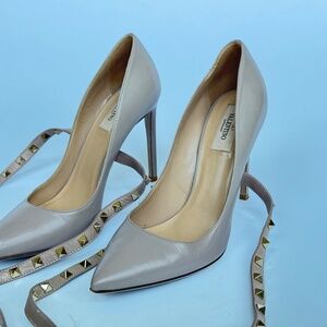 Valentino Garavani Rockstud Ankle Wrap Pumps, size 39, nude